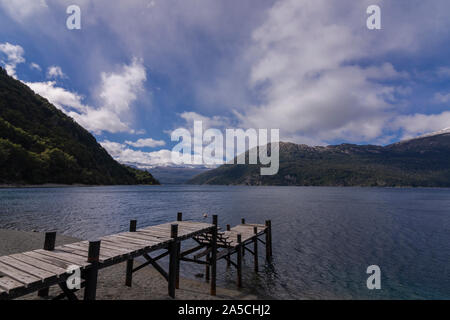 Vista scena di un molo in legno al lago Futalaufquen a Los Alerces National Park, Patagonia, Argentina Foto Stock