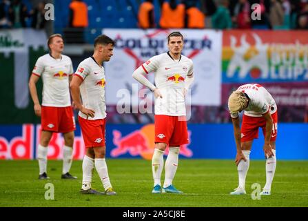 Leipzig, Germania. Xix oct, 2019. Kevin Kampl, Marcel Sabitzer, Diego Demme e Lukas Klostermann (da R a L) di Lipsia reagire dopo una stagione 2019-2020 Bundesliga tedesca match tra RB Lipsia e VfL Wolfsburg in Leipzig, Germania, Ottobre 19, 2019. Credito: Kevin Voigt/Xinhua/Alamy Live News Foto Stock