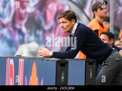 Leipzig, Germania. Xix oct, 2019. Head Coach Oliver Glasner (L) di Wolfsburg reagisce durante una stagione 2019-2020 Bundesliga tedesca match tra RB Lipsia e VfL Wolfsburg in Leipzig, Germania, Ottobre 19, 2019. Credito: Kevin Voigt/Xinhua/Alamy Live News Foto Stock