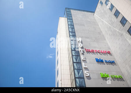 Lione, Francia - 15 luglio 2019: Mercure e Ibis hotel logo nella parte anteriore del loro hotel per Part-Dieu del distretto di Lyon. Ibis e Mercure sono due hotel bran Foto Stock