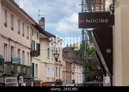 A BOURGOIN JALLIEU, Francia - 15 luglio 2019: Nocibe logo nella parte anteriore del loro negozio principale nel centro di Bourgoin. Nocibe è un venditore francese di cosmetici, perfum Foto Stock