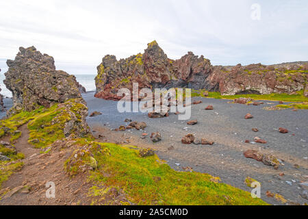 Spettacolari formazioni di lava sul telecomando Djupalonssandur beach in Islanda Foto Stock