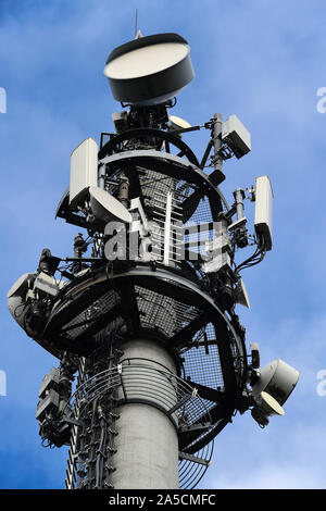 Bernau bei Berlin, Germania. Xvii oct, 2019. Il primo Brandenburger torre di trasmissione per la radio mobile standard 5G per telefonia e Internet sta al bordo della Oranienburger Straße. Vodafone mettere il trasmettitore nel funzionamento come parte di una dimensione nazionale 5G prova di funzionamento con montanti 80. Credito: Soeren Stache/dpa-Zentralbild/ZB/dpa/Alamy Live News Foto Stock