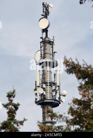 Bernau bei Berlin, Germania. Xvii oct, 2019. Il primo Brandenburger torre di trasmissione per la radio mobile standard 5G per telefonia e Internet sta al bordo della Oranienburger Straße. Vodafone mettere il trasmettitore nel funzionamento come parte di una dimensione nazionale 5G prova di funzionamento con montanti 80. Credito: Soeren Stache/dpa-Zentralbild/ZB/dpa/Alamy Live News Foto Stock