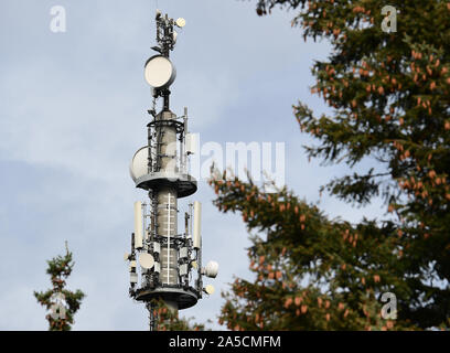 Bernau bei Berlin, Germania. Xvii oct, 2019. Il primo Brandenburger torre di trasmissione per la tecnologia di telefonia mobile 5G sta in corrispondenza del bordo della Oranienburger Straße. Vodafone mettere il trasmettitore nel funzionamento come parte di una dimensione nazionale 5G prova di funzionamento con montanti 80. Credito: Soeren Stache/dpa-Zentralbild/ZB/dpa/Alamy Live News Foto Stock