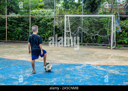 I ragazzi sono in procinto di girare il calcio di passo. Foto Stock