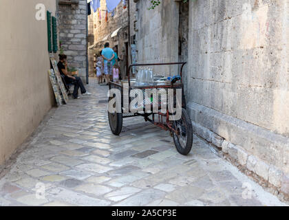 Montenegro, Sep 16, 2019: consegna di triciclo parcheggiato sulla strada nella vecchia città di Kotor Foto Stock