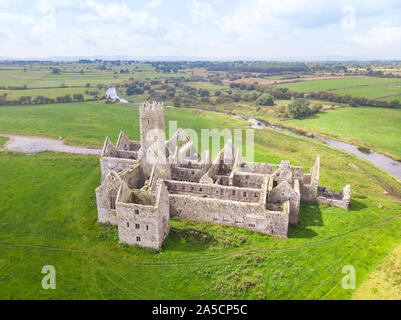 Una veduta aerea di Ross Errilly Convento, uno dei meglio preservati medievale siti monastici in Irlanda. È situato nei pressi di Headford nella Contea di Galway. Foto Stock