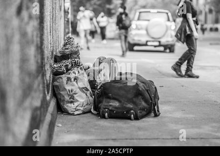 Senzatetto indifferente a Santiago de Cile strade durante disordini nel centro della citta'. Santiago de Cile 19/10/2019 Foto Stock