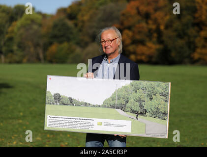 Colonia, Germania. Xvi oct, 2019. Friedmund Skorzenski, portavoce del consiglio di amministrazione dell'iniziativa dei cittadini " Grüngürtel für alle', sorge sulla Gleueler Wiese con un calcolatore grafico che mostra il prato riprogettato. Vi è una feroce controversia circa il prato nella cintura verde se il naturale spazio per nuovi campi sportivi possono essere toccati. (Zu dpa/lnw: 'Dispute su Adenauer's legacy: Colonia del " Central Park' diventa un problema politico") Credito: Oliver Berg/dpa/Alamy Live News Foto Stock