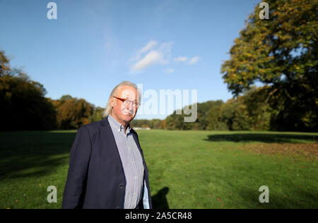 Colonia, Germania. Xvi oct, 2019. Friedmund Skorzenski, portavoce del consiglio di amministrazione dell'iniziativa dei cittadini " Grüngürtel für alle', sorge sulla Gleueler Wiese. Vi è una feroce controversia circa il prato nella cintura verde se il naturale spazio per nuovi campi sportivi possono essere toccati. (Zu dpa/lnw: 'Dispute su Adenauer's legacy: Colonia del " Central Park' diventa un problema politico") Credito: Oliver Berg/dpa/Alamy Live News Foto Stock