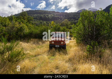 Vista scena di 4x4 Suzuki Samurai nella foresta Foto Stock