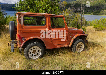 Vista scena di 4x4 Suzuki Samurai nella foresta Foto Stock