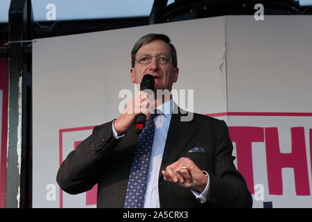 Organizzatori hanno detto di un milione di persone hanno partecipato al marzo a sostegno dei popoli di votare per un finale di dire , i manifestanti sono arrivati da tutta al Regno Unito che ha iniziato a Park Lane e si è conclusa in Piazza del Parlamento .sei mesi dall'ultima protesta c erano molte facce di ritorno così come molti nuovi .ombra il Cancelliere John Mc Donnell e il gruppo del Partito europeo dei liberali democratici leader Jo Swinson furono tra i politici ad affrontare il pubblico in Piazza del Parlamento , ci sono state anche varie celebrità ci tra cui Star Trek attore Patrick Stewart e il presentatore Tv Sandi Toksvig . Foto Stock