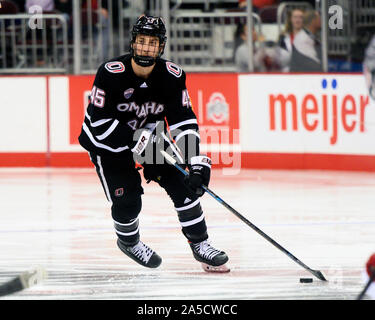 Ottobre 19. 2019: Nebraska-Omaha non conformisti center Joey Abate (45) porta il puck contro Nebraska-Omaha nel loro gioco in Columbus, Ohio. Brent Clark/CSM Foto Stock