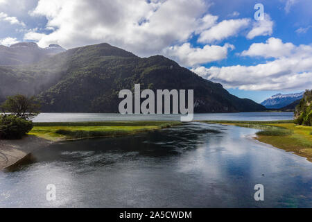 Vista scena di color turchese del lago verde a Los Alerces National Park, Patagonia, Argentina Foto Stock