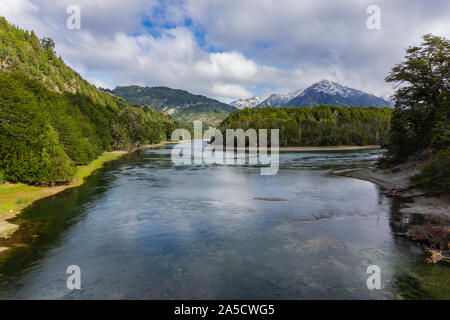 Vista scena di color turchese del lago verde a Los Alerces National Park, Patagonia, Argentina Foto Stock