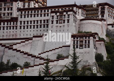 Consente di visualizzare delle finestre del palazzo del Potala, usato una volta come il palazzo d'inverno per il Dalai Lama a Lhasa, in Tibet Foto Stock