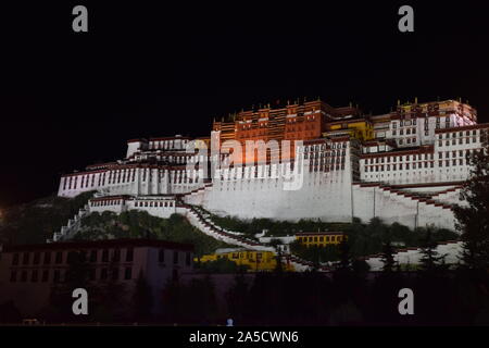 Vista notturna del palazzo del Potala, usato una volta come il palazzo d'inverno per il Dalai Lama a Lhasa, in Tibet Foto Stock