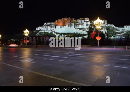 Vista notturna del palazzo del Potala, usato una volta come il palazzo d'inverno per il Dalai Lama a Lhasa, in Tibet Foto Stock