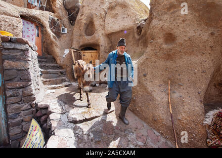 L'uomo con il suo asino in Kandovan, Distretto Centrale, Osku County, Est Azerbaigian Provincia, Iran. Foto Stock