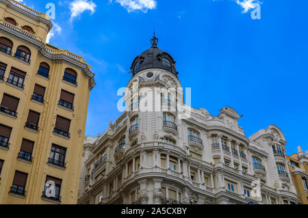 Facciate ornate di splendidi edifici sulla Gran Via strade dello shopping nel centro della città di Madrid in Spagna Foto Stock