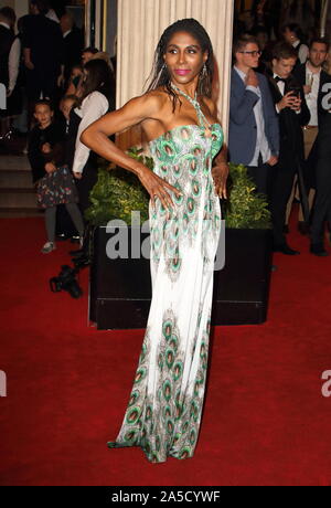 Londra, Regno Unito. Xix oct, 2019. Sinitta sul tappeto rosso durante il Re Leone ventesimo anniversario delle prestazioni di gala al Lyceum Theatre di Londra. Credito: SOPA Immagini limitata/Alamy Live News Foto Stock