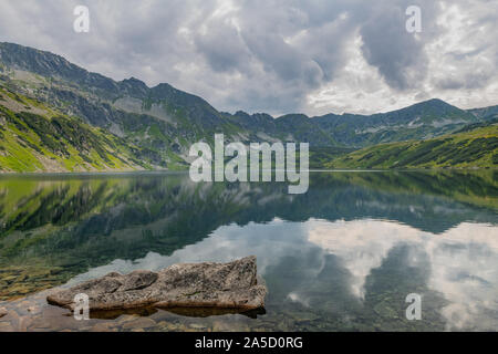 La Valle dei Cinque Laghi (Dolina Pięciu Stawów) Tatra National Park. Polonia Foto Stock