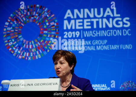 Washington, DC, Stati Uniti d'America. Xix oct, 2019. Fondo monetario internazionale (FMI) Managing Director Kristalina Georgieva parla durante una conferenza stampa del Comitato monetario e finanziario internazionale (IMFC) in Washington, DC, Stati Uniti, su Ott. 19, 2019. Il IMFC la politica-corpo di impostazione del FMI, sabato ha invitato tutte le parti a risolvere le tensioni commerciali e sostenere la necessaria riforma dell' Organizzazione mondiale del commercio. Credito: Ting Shen/Xinhua/Alamy Live News Foto Stock