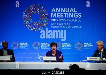 Washington, DC, Stati Uniti d'America. Xix oct, 2019. Fondo monetario internazionale (FMI) Managing Director Kristalina Georgieva parla durante una conferenza stampa del Comitato monetario e finanziario internazionale (IMFC) in Washington, DC, Stati Uniti, su Ott. 19, 2019. Il IMFC la politica-corpo di impostazione del FMI, sabato ha invitato tutte le parti a risolvere le tensioni commerciali e sostenere la necessaria riforma dell' Organizzazione mondiale del commercio. Credito: Ting Shen/Xinhua/Alamy Live News Foto Stock