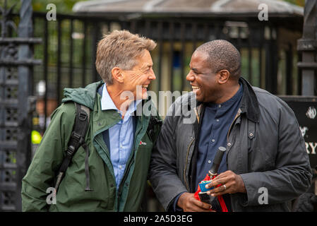 MP Ben Bradshaw e MP David Lammy al di fuori della casa del Parlamento, il Palazzo di Westminster, Londra, Regno Unito dopo la modifica Letwin sabato seduta Foto Stock