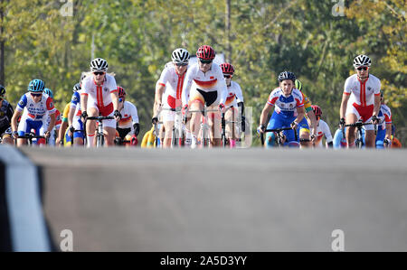 Wuhan, la Cina della provincia di Hubei. Xx oct, 2019. Gli atleti competere durante le donne del team road race finale al 7° CISM Giochi Mondiali Militari a Wuhan, capitale della Cina centrale della provincia di Hubei, 20 ott. 2019. Credito: Li Ga/Xinhua/Alamy Live News Foto Stock