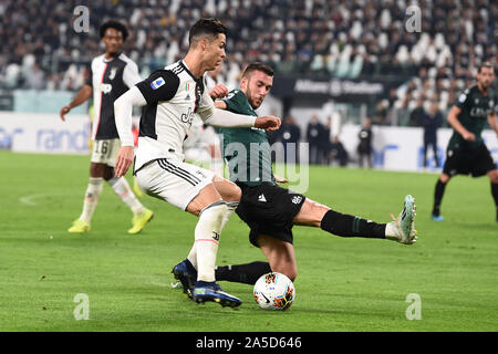 Cristiano Ronaldo dos Santos Aveiro (Juventus) Mattia Bani (Bologna) durante l'italiano 'Serie A' match tra Juventus 2-1 Bologna presso lo stadio Allianz il 19 ottobre 2019 a Torino, Italia. Credito: Maurizio Borsari/AFLO/Alamy Live News Foto Stock