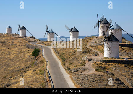 Mulini a vento di Consuegra nella Mancha di Spagna centrale. Foto Stock