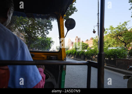 (Passeggero punto di vista) un driver non identificato è in sella alla sua auto rickshaw (noto anche come tuc tuc) attraverso le strade affollate di Jaipur Foto Stock