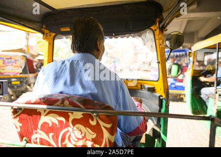 (Passeggero punto di vista) un driver non identificato è in sella alla sua auto rickshaw (noto anche come tuc tuc) attraverso le strade affollate di Jaipur Foto Stock