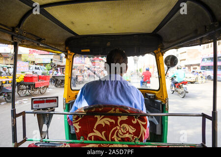 (Passeggero punto di vista) un driver non identificato è in sella alla sua auto rickshaw (noto anche come tuc tuc) attraverso le strade affollate di Jaipur Foto Stock