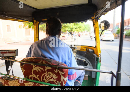 (Passeggero punto di vista) un driver non identificato è in sella alla sua auto rickshaw (noto anche come tuc tuc) attraverso le strade affollate di Jaipur. Foto Stock