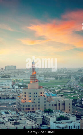 Ariel Vista della città di Doha con iconico Doha Fanar moschea tempo al tramonto Foto Stock