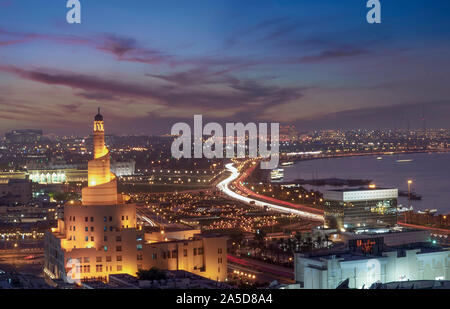 Ariel Vista della città di Doha con iconico Doha Fanar moschea tempo al tramonto Foto Stock