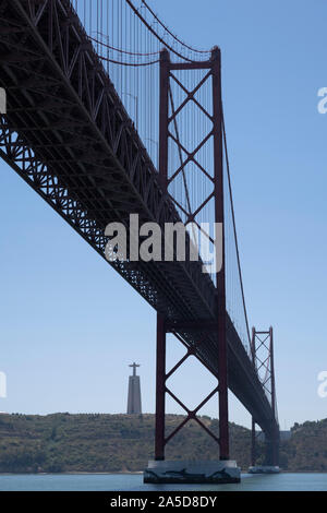 Il Ponte 25 de Abril sospensione ponte sul fiume Tago e il Santuario di Cristo Re Cristo Rei statua che domina Lisbona, Portogallo Foto Stock