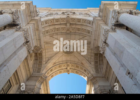 Basso angolo vista dell'Arco da Rua Augusta arco trionfale a Lisbona, Portogallo, Europa Foto Stock