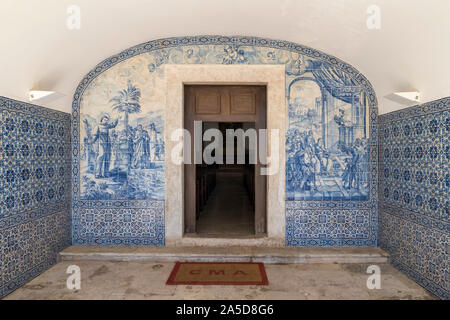 Piastrelle blu in stile portoghese azulejos all'ingresso del Convento dos Capuchos da Caparica, Almada, Portogallo, Europa Foto Stock