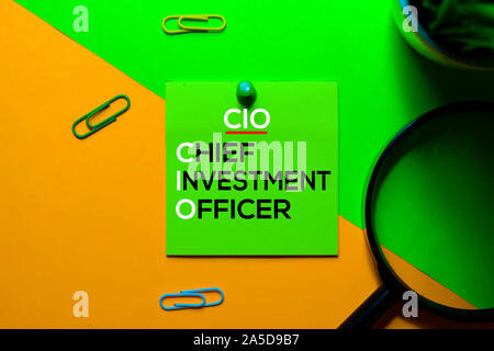 CIO. Chief Investment Officer acronimo su foglietti adesivi. Ufficio sfondo scrivania Foto Stock