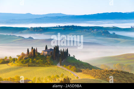 Siena, Italia - 02 Maggio, 2019: un paesaggio iconico in Val d'Orcia, Toscana, in primavera a sunrise. Foto Stock