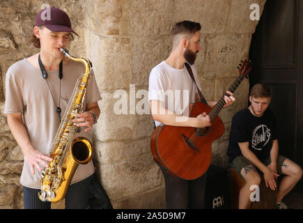 Cracovia. Cracovia. La Polonia. Buskers a giocare sotto la Brama Florianska (St. Florian's Gate). Foto Stock