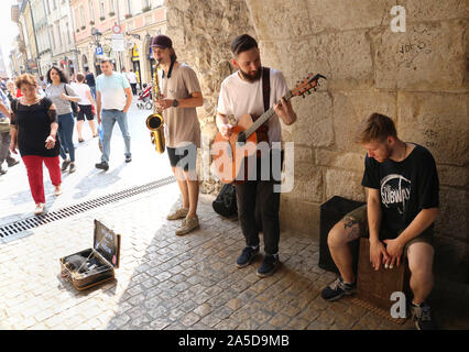 Cracovia. Cracovia. La Polonia. Buskers a giocare sotto la Brama Florianska (St. Florian's Gate). Foto Stock