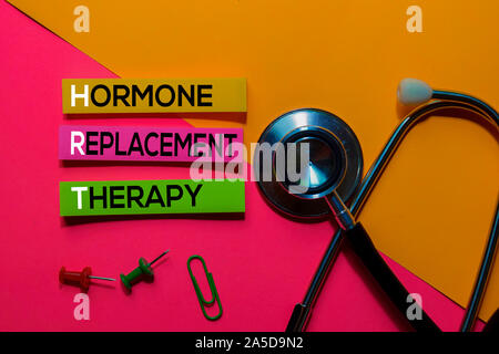 La terapia ormonale sostitutiva. La terapia di sostituzione ormonale acronimo su foglietti adesivi. Ufficio sfondo scrivania Foto Stock