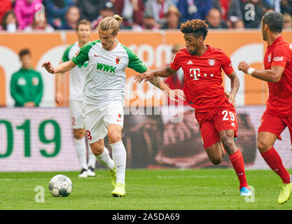 Augsburg, Germania. 19 ott 2019. Il calcio FC Augsburg - FC Bayern München, Augsburg Ottobre 19, 2019. Tin JEDVAJ, FCA 18 competere per la palla, affrontando, duello, intestazione zweikampf, azione, lotta contro Kingsley COMAN, FCB 29 FC AUGSBURG - FC Bayern Monaco 2-2 - DFL REGOLAMENTI VIETANO QUALSIASI USO DI FOTOGRAFIE come sequenze di immagini e/o quasi-VIDEO - 1.della Lega calcio tedesca , Augsburg, 19 ottobre 2019 la stagione 2019/2020, giornata 08, FCA, FCB, © Peter Schatz / Alamy Live News Foto Stock