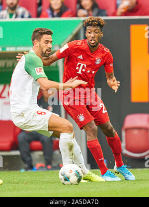 Augsburg, Germania. 19 ott 2019. Il calcio FC Augsburg - FC Bayern München, Augsburg Ottobre 19, 2019. Kingsley COMAN, FCB 29 Rani KHEDIRA, FCA 8 FC AUGSBURG - FC Bayern Monaco 2-2 - DFL REGOLAMENTI VIETANO QUALSIASI USO DI FOTOGRAFIE come sequenze di immagini e/o quasi-VIDEO - 1.della Lega calcio tedesca , Augsburg, 19 ottobre 2019 la stagione 2019/2020, giornata 08, FCA, FCB, © Peter Schatz / Alamy Live News Foto Stock